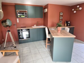 Kjøleskap, mikrobølgeovn, ovn og kokeplater