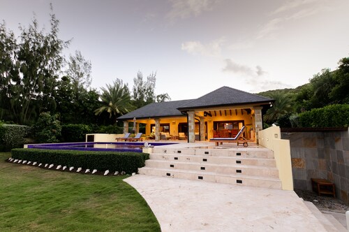 Beach Front, 4 bedroom, Luxury Villa with Pool.  Close to English Harbour.