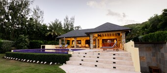 Beach Front, 4 bedroom, Luxury Villa with Pool.  Close to English Harbour.