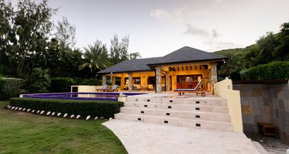 Beach Front, 4 bedroom, Luxury Villa with Pool. Close to English Harbour.