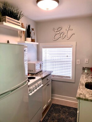 Fridge, microwave, oven, stovetop - In the Heart of Downtown Dunedin One Bedroom Apt (Dunedin)