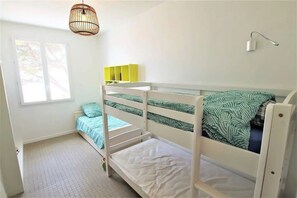 4 dormitorios, tabla de planchar con plancha, cuna de viaje y wifi
