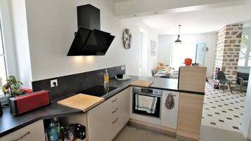 Réfrigérateur, micro-ondes, four, plaque de cuisson