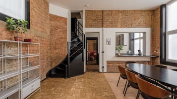 Duplex conforto | Área de estar | TV de tela plana