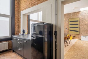 Dupleks Comfort | Dapur pribadi | Lemari es besar, microwave, oven, dan kompor