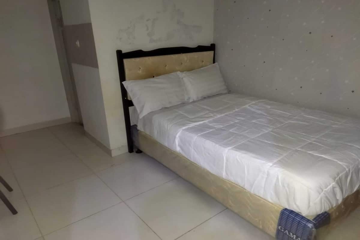 Escritorio, espacio para trabajar con laptop y ropa de cama