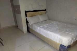 Desk, laptop workspace, bed sheets - Hotel O Bintang Residence 2 (South Tangerang)