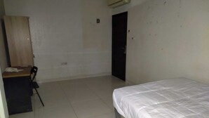 Meja, ruang kerja komputer riba, cadar katil 