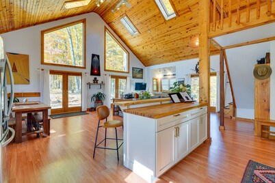 Delaware 'Wooded River Retreat' w/ Views & More