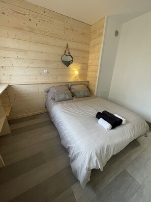 2 bedrooms, bed sheets