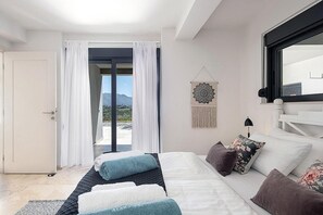 5 bedrooms, iron/ironing board, WiFi, bed sheets