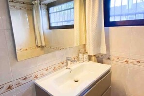 Douche, sèche-cheveux, bidet, serviettes fournies