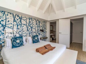 5 bedrooms, iron/ironing board, internet, bed sheets