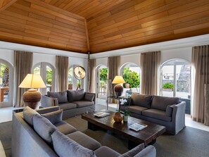 Interior - Magnificent 4 BDRM Beach House w Pool (St-Jean)