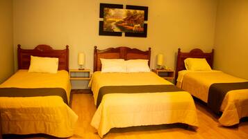 Quarto quádruplo básico | Espaço de trabalho para notebook, Wi-Fi de cortesia, roupa de cama