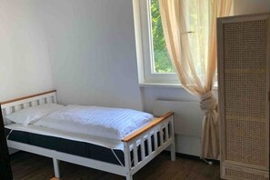 2 室のベッドルーム、デスク、アイロン / アイロン台、旅行用ベビーベッド