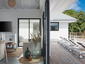 Terrace/patio - Spacious 3 BDRM Modern Villa w Pool (St-Jean)