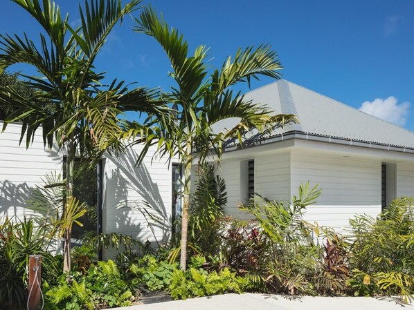Property grounds - Spacious 3 BDRM Modern Villa w Pool (St-Jean)