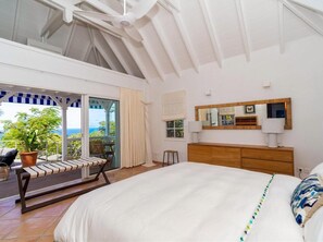 2 quartos, ferros/tábuas de passar roupa, acesso à internet