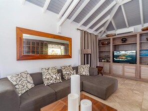 TV - Lovely 2 BDRM Villa w Pool and Jacuzzi (Pointe Milou)