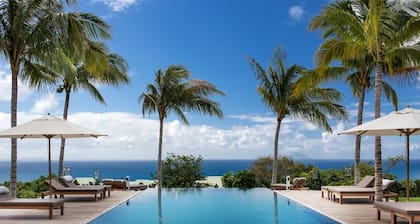 Luxurious 6 BDRM Blue Villa w Tennis Court