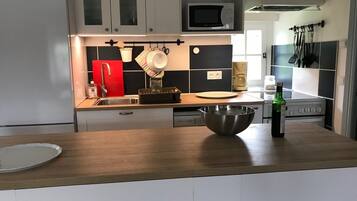 Réfrigérateur, micro-ondes, four, plaque de cuisson