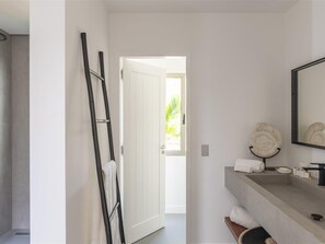 Secador de pelo y toallas