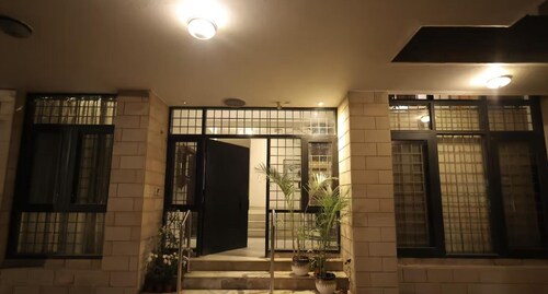 Exquisite Villa: 4 BR with Huge Pool, Gardens, Indoor Fireplace

