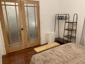 2 habitaciones, escritorio y cuna de viaje 