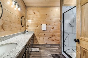 Een douche, een haardroger, handdoeken, zeep