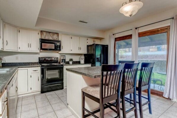 Kylskåp, mikrovågsugn, ugn och spishäll