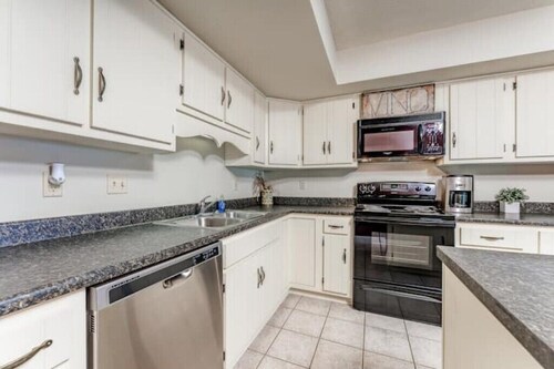 Cozy 3BR Townhome-short walk to stadium & hospital