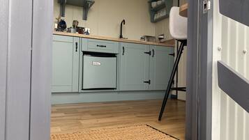 Chalet | Private kitchen | Fridge, microwave, electric kettle, toaster
