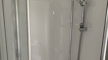 Chalet | Bathroom | Shower, hair dryer, towels