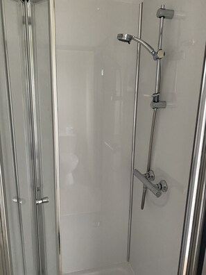 Nhà gỗ | Phòng tắm | Buồng tắm vòi sen, máy sấy tóc, khăn tắm 