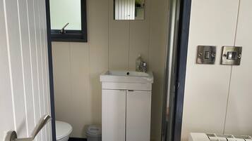 Chalet | Bathroom | Shower, hair dryer, towels