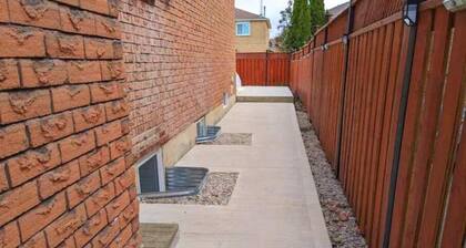 2 Bdroom Apartment near UTM, Square 1 and Airport