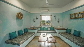 Familien-Suite | Wohnbereich | 42-Zoll-LED-Fernseher mit Digitalempfang