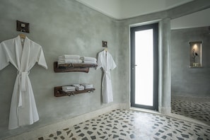 Suíte superluxo | Banheiro | Chuveiro, chuveiro com efeito de chuva, produtos de toalete grátis 