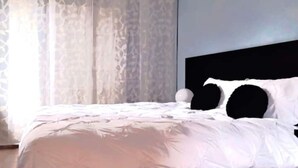 2 quartos, escrivaninha, ferros/tábuas de passar roupa
