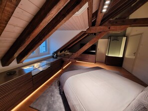 1 dormitori, caixa forta a l'habitació i planxa i posts de planxar 