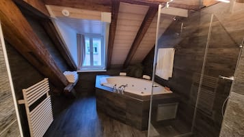 Een douche, een haardroger, handdoeken, zeep