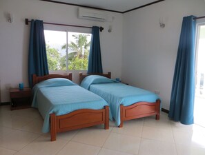 Dobbelt- eller tomannsrom – standard | Individuelt innredet, blendingsgardiner og strykejern/-brett