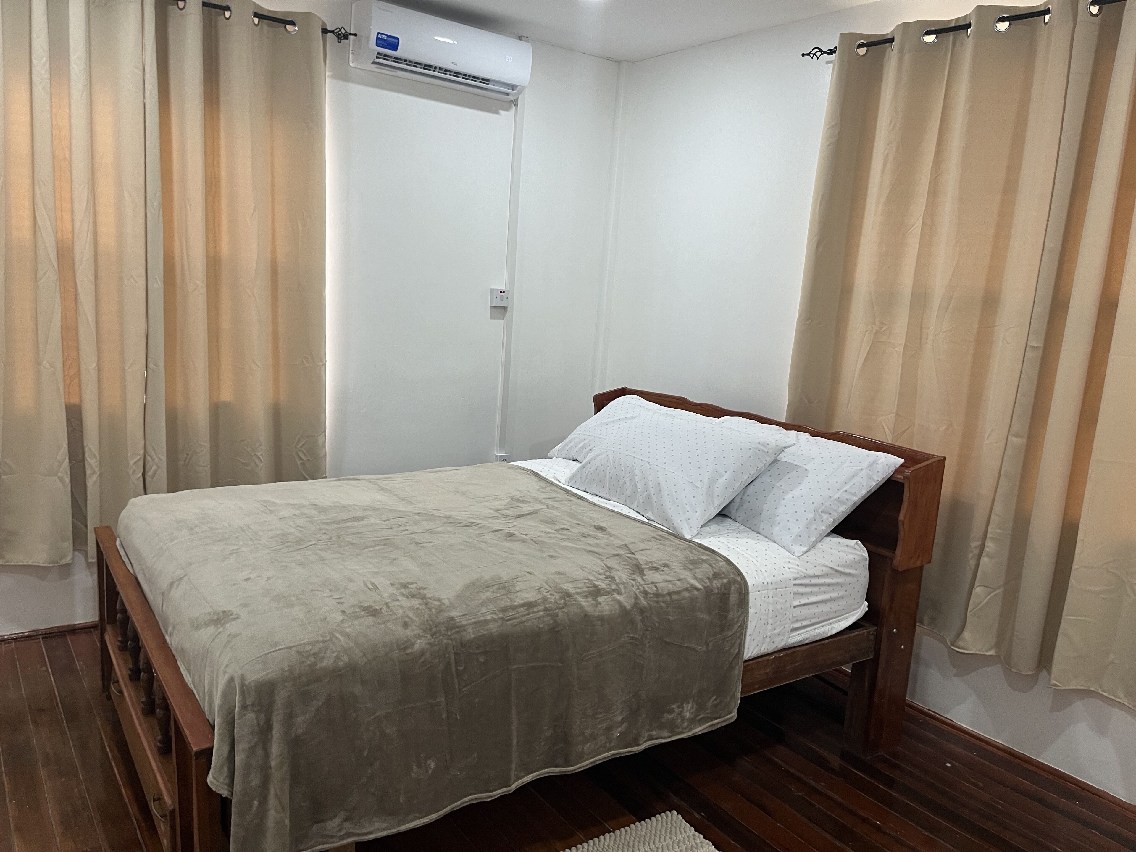 4 habitaciones, escritorio, tabla de planchar con plancha y wifi 