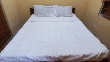 Basic-dobbeltværelse | Arbejdsområde til bærbare computere, sengetøj