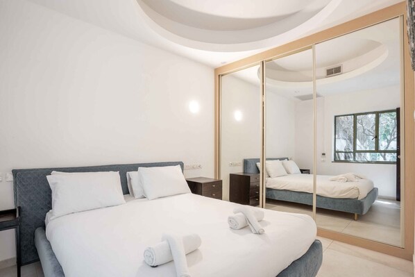 2 bedrooms, iron/ironing board, free WiFi