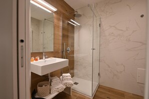 Douche, sèche-cheveux, bidet, serviettes fournies