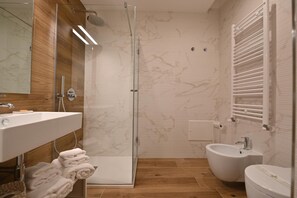 Suihku, hiustenkuivaaja, bidee, pyyhkeet