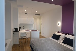 1 makuuhuone, tallelokero huoneessa, silitysrauta/-lauta