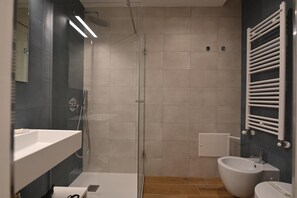 Een douche, een haardroger, een bidet, handdoeken